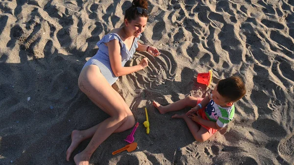 Μαμά Παίζει Ένα Παιδί Στην Παραλία — Φωτογραφία Αρχείου