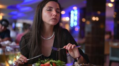 Vejetaryen kadın sebze salatası yiyor, akşam restoranda.. 