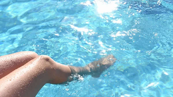 Patas Delgadas Femeninas Agua Turquesa — Foto de Stock