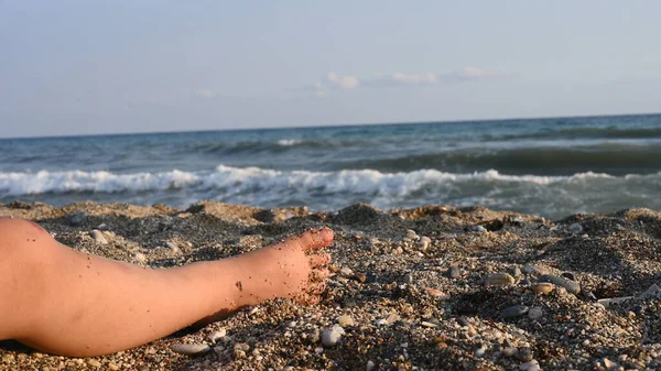 孩子的脚在大海的背景上 — 图库照片
