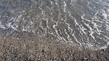 Sahilde deniz suyu, üst manzara..