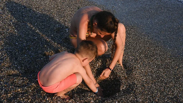 Mam Vakantie Met Een Kind Aan Zee — Stockfoto