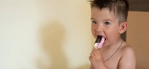 Criança Comendo Sorvete Colorido — Fotografia de Stock