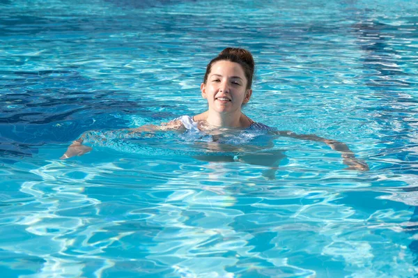 Happy Young Woman Swims Pool Sun — Stock Photo, Image