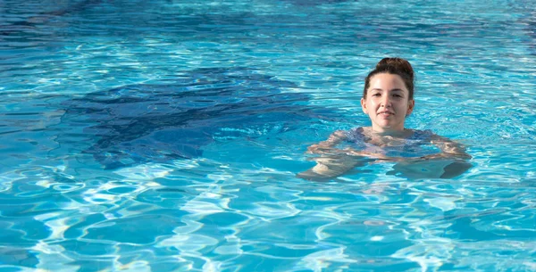 Feliz Joven Mujer Nada Piscina Bajo Sol — Foto de Stock