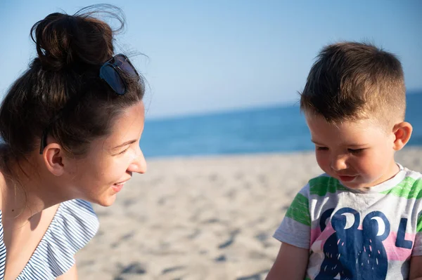 Mutter Chattet Mit Sohn Strand — Stockfoto