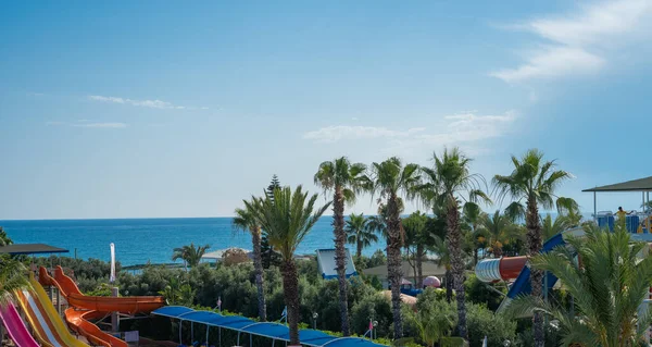 Фото курорта, с морем и пальмами, место для отдыха летом — стоковое фото