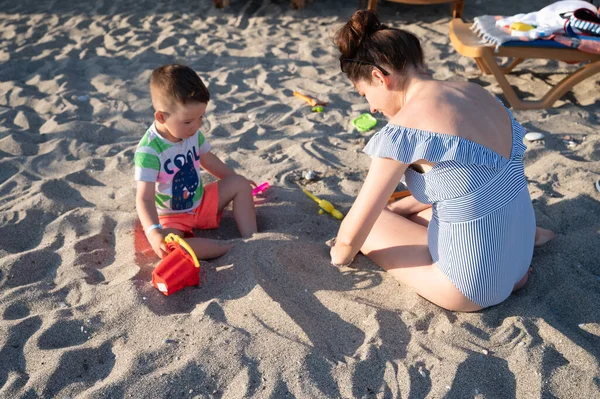 Mama Wakacjach Dzieckiem Plaży — Zdjęcie stockowe