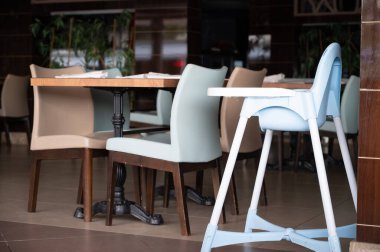 Öğleden sonra restoranda tahta masa ve sandalyeler ve güneş ışığı. Yüksek kalite fotoğraf