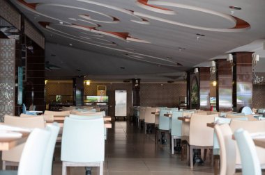 Masaları ve sandalyeleri olan bir kutlama salonu. Yüksek kalite fotoğraf