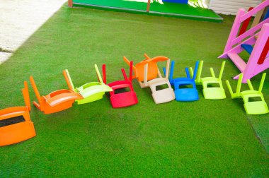 Çocuklar için ters sandalyeler. Oyun alanı.