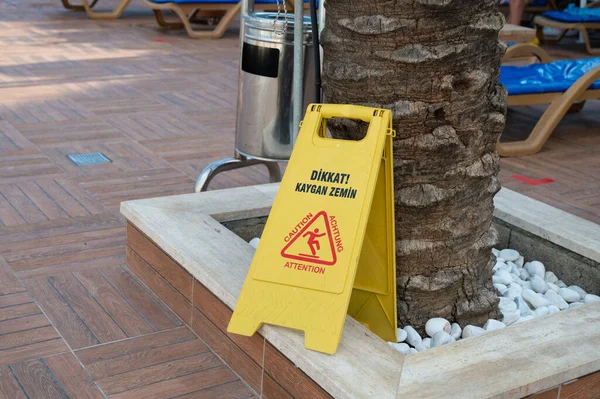 Hinweisschild Warnt Vor Nassem Boden Hochwertiges Foto — Stockfoto