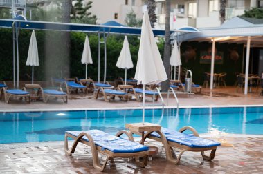 Yunanistan 'da havuz kenarındaki güzel salonlar. Yüksek kalite fotoğraf