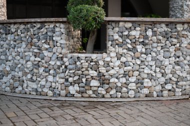 Yeşil ağaçlar, tuğlalar ve taş döşemeler. Yüksek kalite fotoğraf