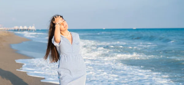 在地中海的一个风天 只有女人一个人在岩石沙滩上 带着波涛汹涌的大海眺望地平线 高质量的照片 — 图库照片