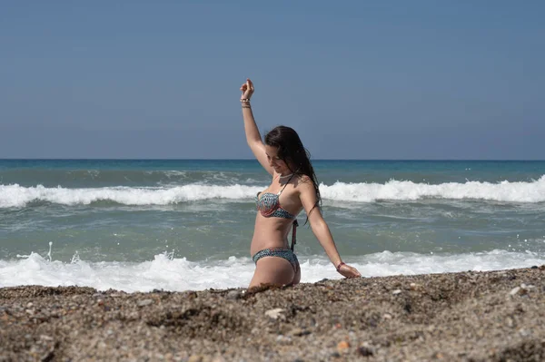 在地中海的一个风天 只有女人一个人在岩石沙滩上 带着波涛汹涌的大海眺望地平线 高质量的照片 — 图库照片
