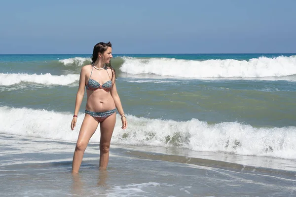 女人的腿在海滩上走路 高质量的照片 — 图库照片