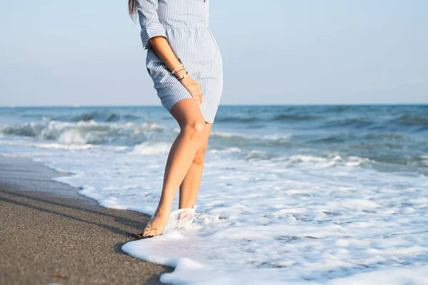 女人的腿在海滩上走路 高质量的照片 — 图库照片