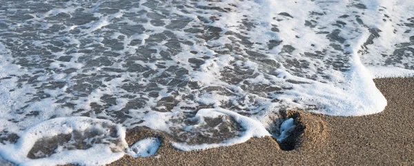 Detailní Záběr Vln Plážovém Písku Slunečného Letního Dne Kvalitní Fotografie — Stock fotografie