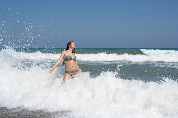 在海浪中快乐的女人高质量的照片 — 图库照片