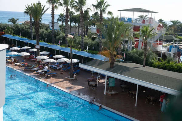 Umbrella Pool Bed Outdoor Swimming Pool Hotel Resort Travel Holiday — стоковое фото