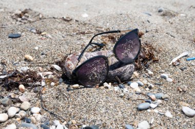 Sahilde kaybolan güneş gözlükleri..