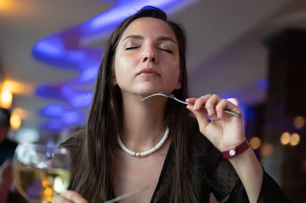 Mujer Joven Disfrutando Del Desayuno Restaurante — Foto de Stock