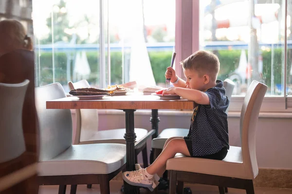 Enfant Mangeant Pastèque Dans Restaurant Images De Stock Libres De Droits