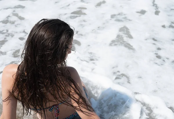Νεαρή Γυναίκα Και Ξεκουράσου Κοντά Στη Θάλασσα — Φωτογραφία Αρχείου