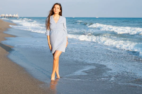 Νεαρή Γυναίκα Περπατά Κοντά Στη Θάλασσα — Φωτογραφία Αρχείου