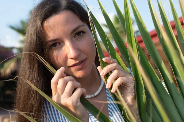 Mujer Joven Cerca Del Follaje Bajo Sol — Foto de Stock