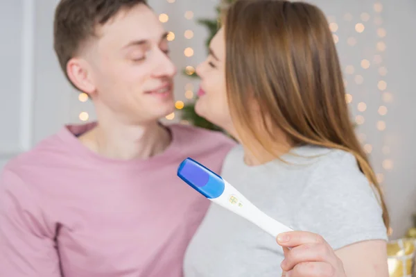 Feliz Jovem Casal Mostrando Teste Gravidez Juntos — Fotografia de Stock