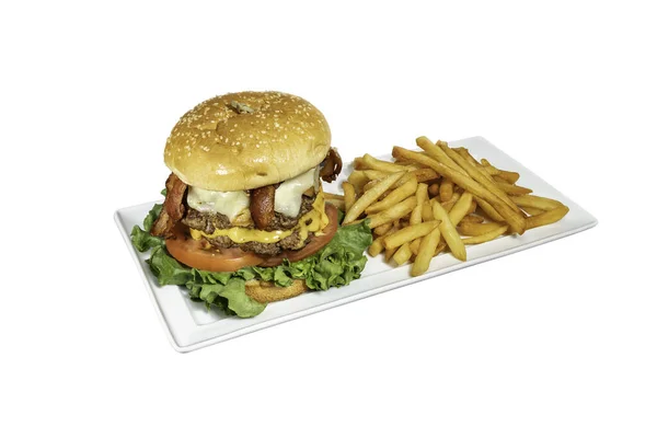 Beyaz arkaplanlı duble burger patates kızartması, domates, pastırma, peynir, hamburger ekmeği ve marul.. 