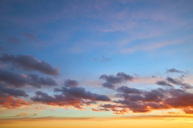 Bu gün batımını, gün doğumunu gösteren ultra kaliteli bir fotoğraf. 3D mimari çizimlerinizi öne çıkarmak ve gerçekçi kılmak için güzel bir gökyüzü arkaplan resmi. Pembe bulutlu akşam gökyüzü. Modern temiz ve minimal görünüm.