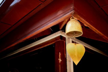 Pirinç çan asmak ahşap çatı üzerinde