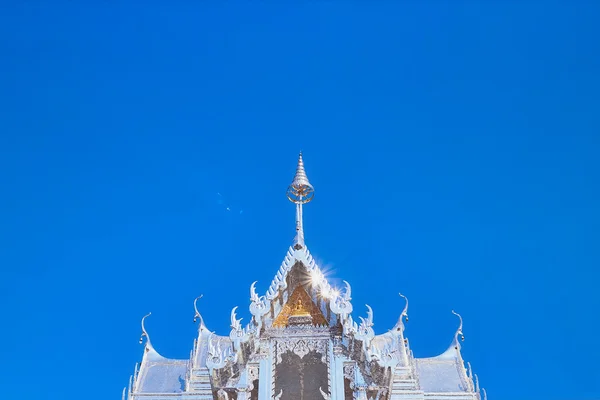 Techo espejo del templo tailandés —  Fotos de Stock