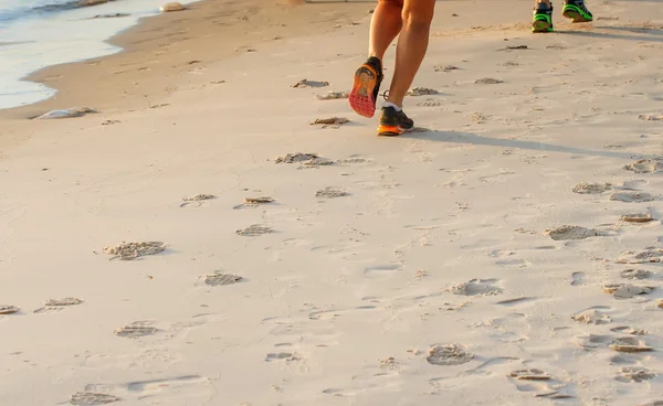 Jogging na praia de Hua Hin, Tailândia . — Fotografia de Stock