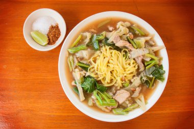 Tay noodle ile domuz eti, karnabahar ve kale.