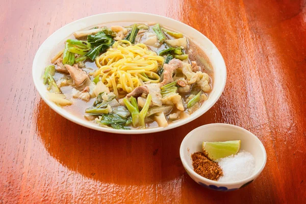 Tay noodle ile domuz eti, karnabahar ve kale.