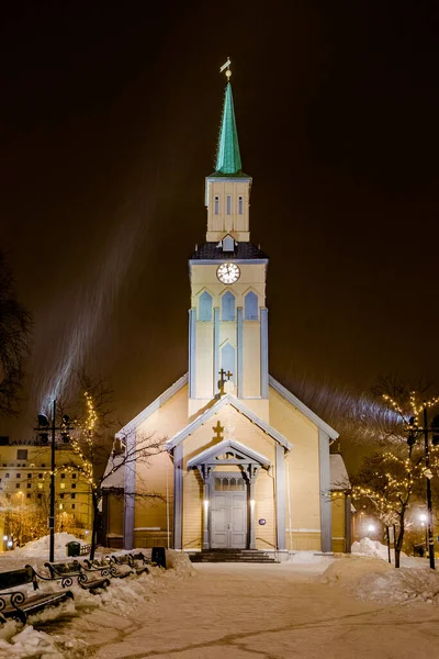 Tromso Katedrali 'ni gece yağan karla aydınlattı, Tromso, Norveç