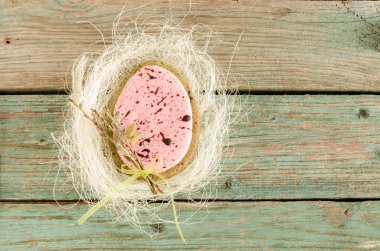 Eski ahşap masa üstünde yumurta şeklinde ev yapımı Paskalya kurabiye