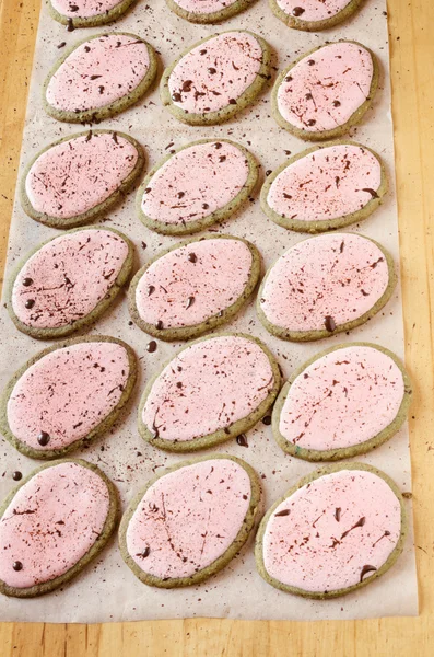 Hausgemachte Osterplätzchen in Form von Eiern auf Backpapier — Stockfoto