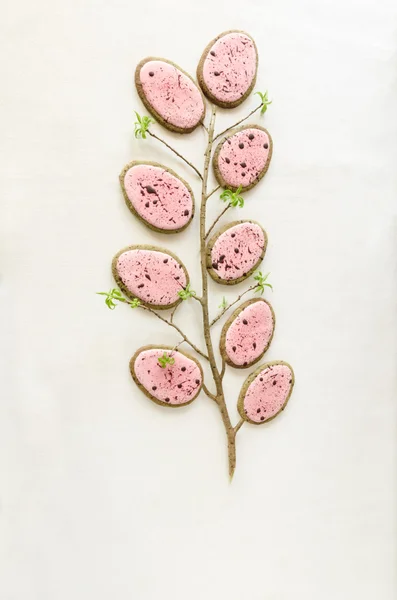 화이트 린 넨 식탁보에 계란의 형태로 만든 부활절 쿠키. 빈티지 스타일 배경. — 스톡 사진