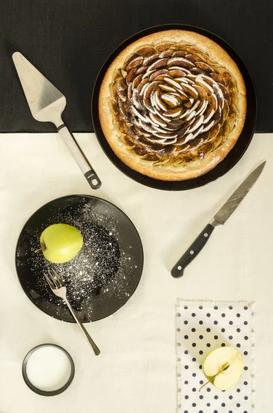 Apple yeast pie with cinnamon and sugar on plate — Stock Photo, Image