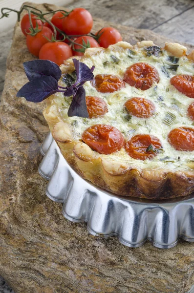 Tart with cherry tomatoes and cheese on aluminum baking dish — Stock Photo, Image