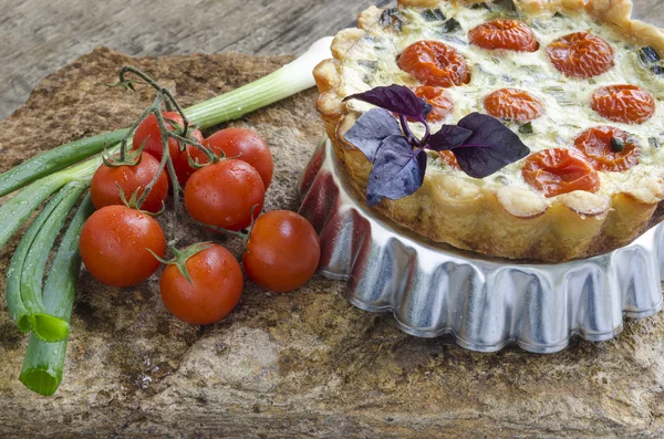 Tarta con tomates cherry, queso y cebolla en bandeja de aluminio para hornear — Foto de Stock