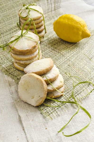 Biscotti fatti in casa al limone e zucchero sulla tovaglia di lino — Foto Stock