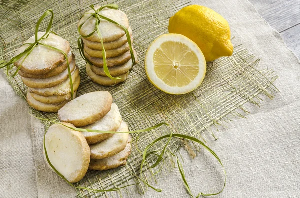 Cukroví domácí citrónový svázaný s lanem na lněný ubrus — Stock fotografie