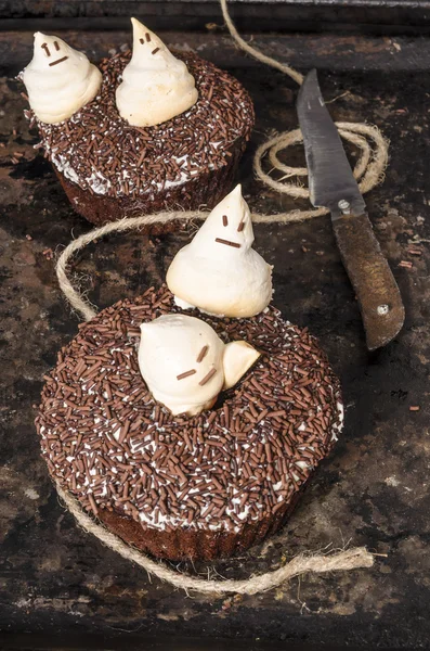 Cupcakes à la citrouille au chocolat, décorés de fantômes meringues et d'un couteau rouillé — Photo