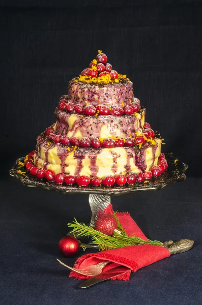 Tort de vacanță și crengi de pom de Crăciun decorate cu bile — Fotografie, imagine de stoc